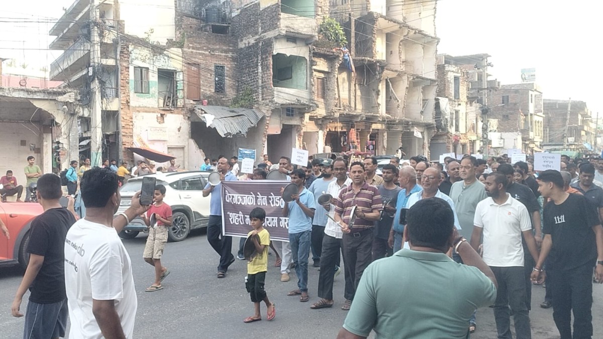 घर भत्काइएपछि वीरगञ्जको मेनरोडमा स्थानीयवासीको प्रदर्शन जारी
