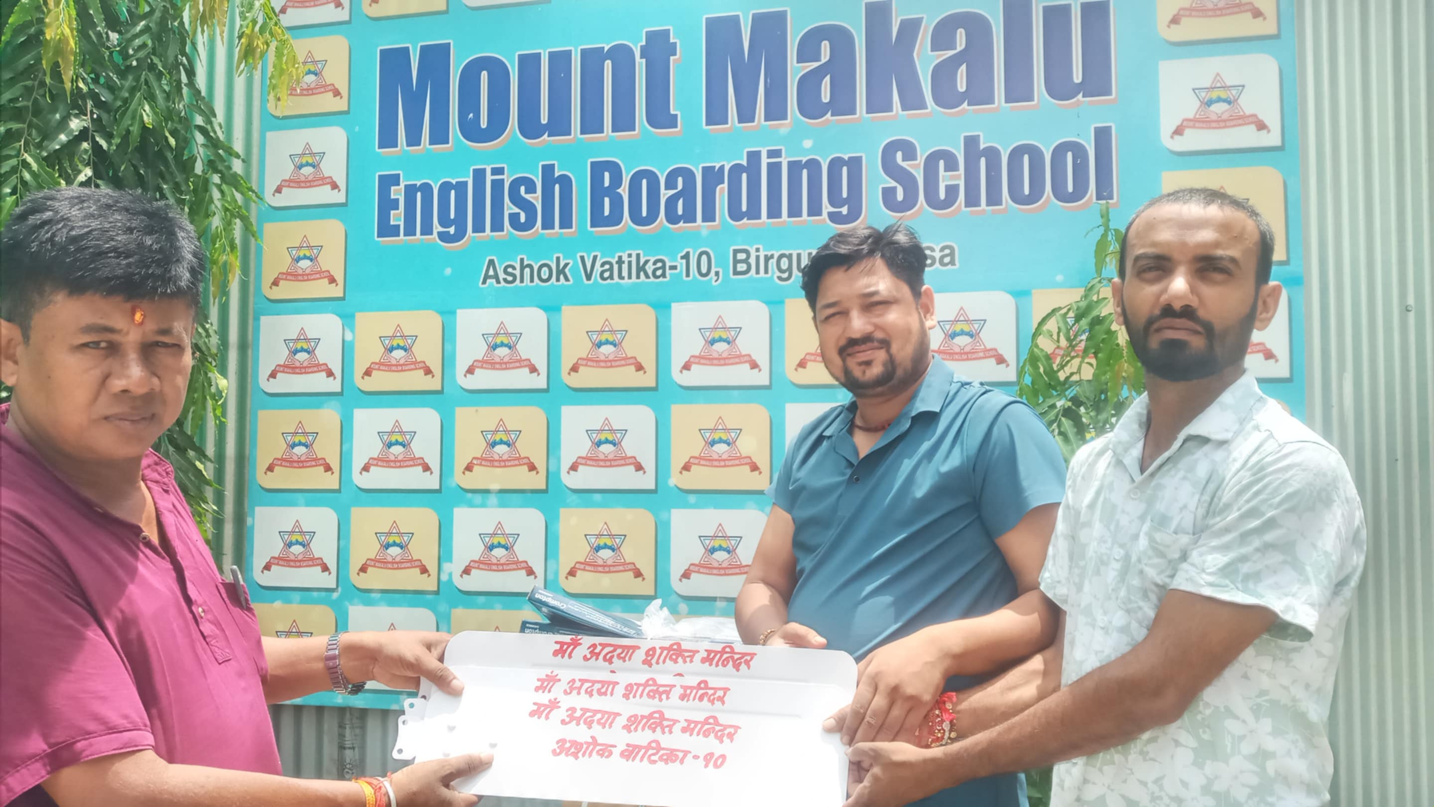 माउन्ट मकालु इङलिस बोडिङ्ग स्कुलका प्रिन्सिपल श्रीवास्तवले श्रीदुधेश्वरनाथ महादेव भाठाधामालाई गरे चारवटा पंखा हस्तान्तरण