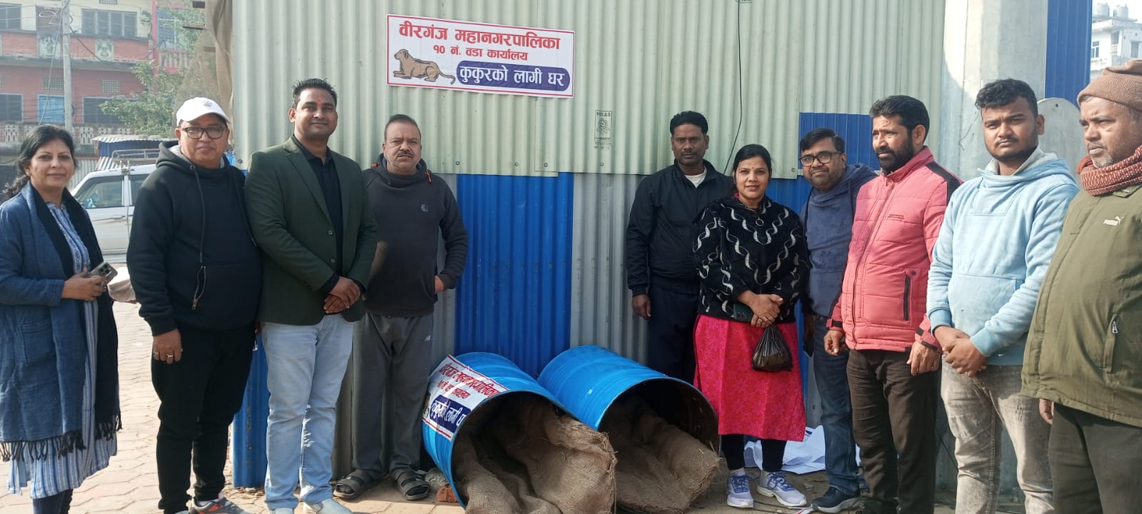 शितलहरले जनजिवन कष्टकर बनेपछि वीरगंजका समाजसेवीहरुले बनाए जनावरहरुको लागि तातो बासस्थान