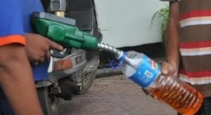 नेपालमा पेट्रोलियम पदार्थको अभावपछि बोतल र ग्यालिनमा पेट्रोल–डिजेल बिक्रीमा रोक