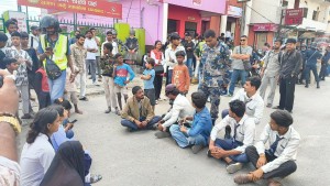 परीक्षा नहुँदा चर्कियो विवाद: हरि खेतान क्याम्पसमा विद्यार्थी–प्रशासन बीच चर्कियो विवाद