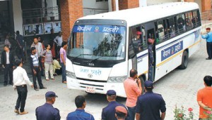 सार्वजनिक यातायात व्यवसायीहरूको आन्दोलका कारण देशभर सार्वजनिक सवारी ठप्प, नेपाल प्रहरीले उपत्यकामा निःशुल्क बस सेवा सुरु