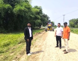 सखुवा प्रसौनीमा कालोपत्रे सडक निर्माण शुरु, गाँउपालिका अध्यक्ष यादव स्वंयमले गरे निरिक्षण गुणस्तरीय रुपमा काम गर्न निर्देशन