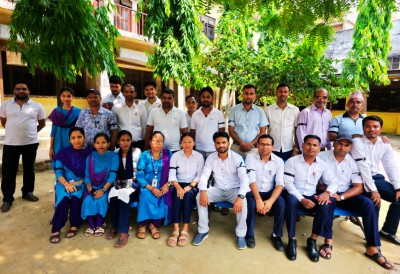 कर्मचारीका मागहरू पुरा गर्न माग गर्दै मालपोत कार्यालय पर्साका निजामति र करार कर्मचारीहरूले कालोपटी बाँधेर गरे विरोध प्रदर्शन