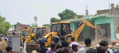 फेरि अघि बढ्यो वीरगञ्ज सडक विस्तार, कडा सुरक्षाबीच संरचना हटाउन डोजर परिचालन