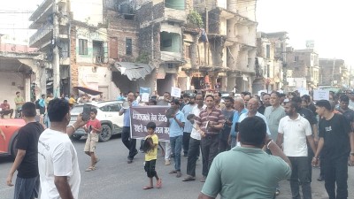 घर भत्काइएपछि वीरगञ्जको मेनरोडमा स्थानीयवासीको प्रदर्शन जारी