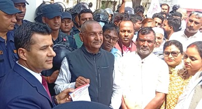 पुर्वप्रधानमन्त्री ओली र पुर्व गृहमन्त्री लेखक पक्राउविरुद्ध एमाले पर्सामा सक्रिय