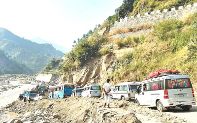 रातको समयमा बिपी राजमार्गमा सवारी आवागमनमा रोक