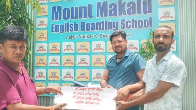 माउन्ट मकालु इङलिस बोडिङ्ग स्कुलका प्रिन्सिपल श्रीवास्तवले श्रीदुधेश्वरनाथ महादेव भाठाधामालाई गरे चारवटा पंखा हस्तान्तरण