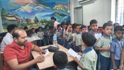 साउथजोन माध्यमिक बिधालयमा तीन दिने स्वास्थ्य  चेकजाँच शिविरको दोस्रो दिन पनि जारी, शिक्षा संगै विद्यार्थीहरुको स्वास्थ्यमा ध्यान दिन जरुरी प्रिन्सिपल चौधरीको भनाइ
