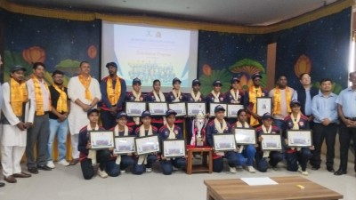 महिला क्रिकेट लिग विजेता टोलीलाई गौतम स्कुलले   गर्यो सम्मान