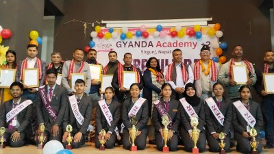 ज्ञान्दा एकेडेमी प्लस टु कलेजका कक्षा ११ का उत्कृष्ट विद्यार्थीहरूलाई नगदसहित प्रमाणपत्रले सम्मानित