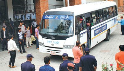 सार्वजनिक यातायात व्यवसायीहरूको आन्दोलका कारण देशभर सार्वजनिक सवारी ठप्प, नेपाल प्रहरीले उपत्यकामा निःशुल्क बस सेवा सुरु