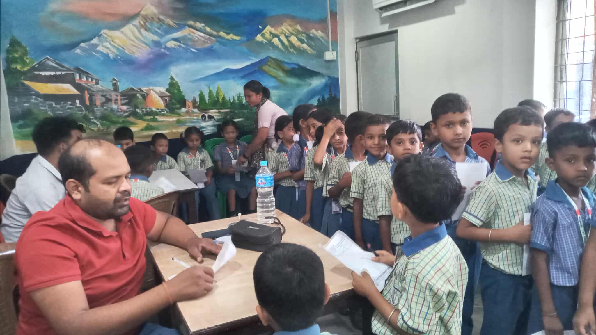 साउथजोन माध्यमिक बिधालयमा तीन दिने स्वास्थ्य  चेकजाँच शिविरको दोस्रो दिन पनि जारी, शिक्षा संगै विद्यार्थीहरुको स्वास्थ्यमा ध्यान दिन जरुरी प्रिन्सिपल चौधरीको भनाइ