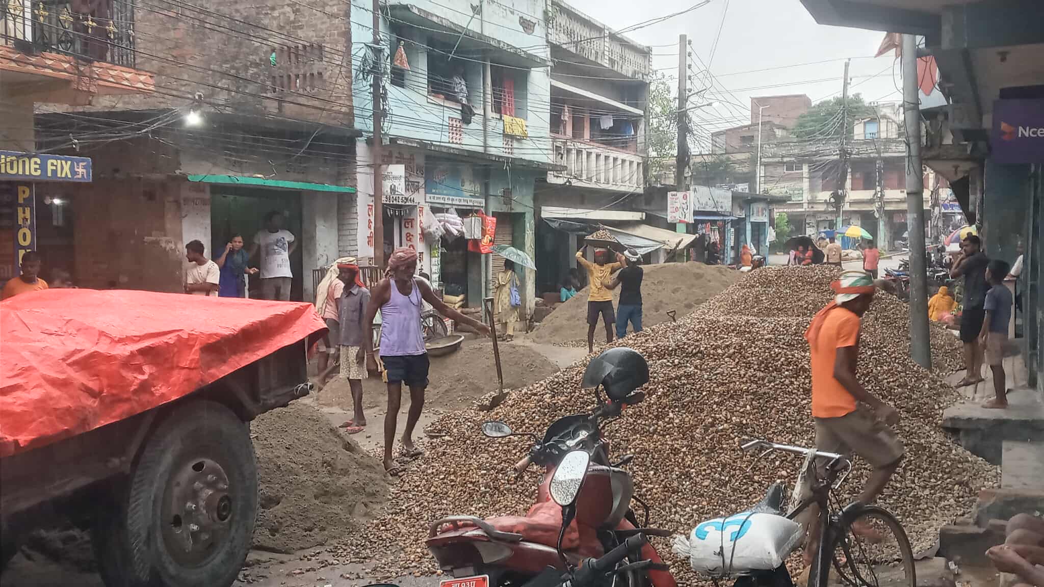 सडक नै  जाम गरेर आफ्नो घर निर्माण गर्दै वडा अध्यक्ष अजयकुमार चौरसिया, जनप्रतिनिधिको यो हरकर्तले सर्वसाधारणलाई सास्ती