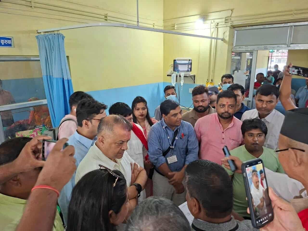 हैजा प्रभावित बिरामीलाई नारायणी अस्पताल पुगेर भेटे कांग्रेस महामन्त्री थापा