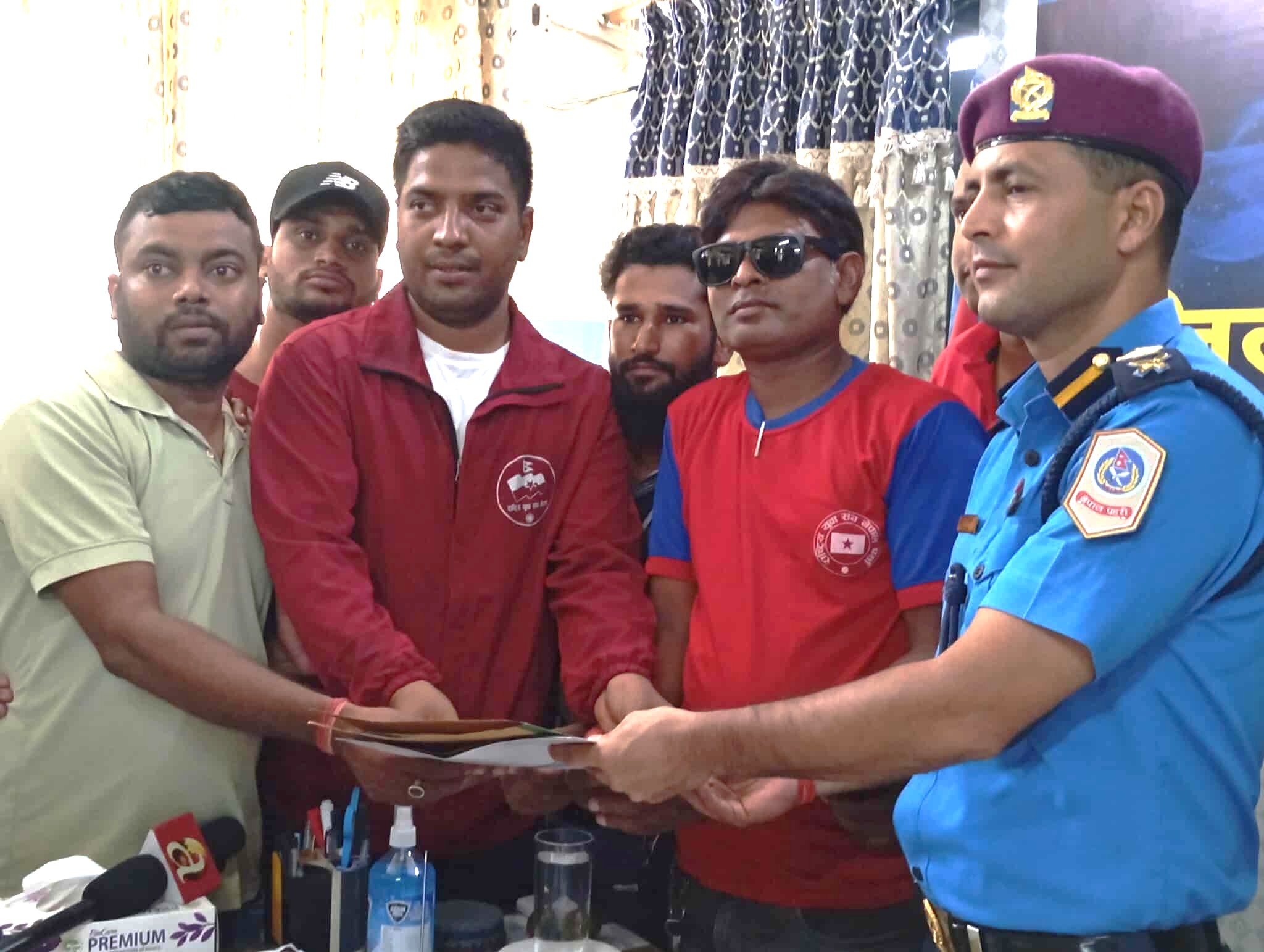 एमाले निकट युवा संघ पर्साद्वारा काठमाडौंका मेयर साह र “हामी नेपाल” संयोजकविरुद्ध प्रहरीमा उजुरी