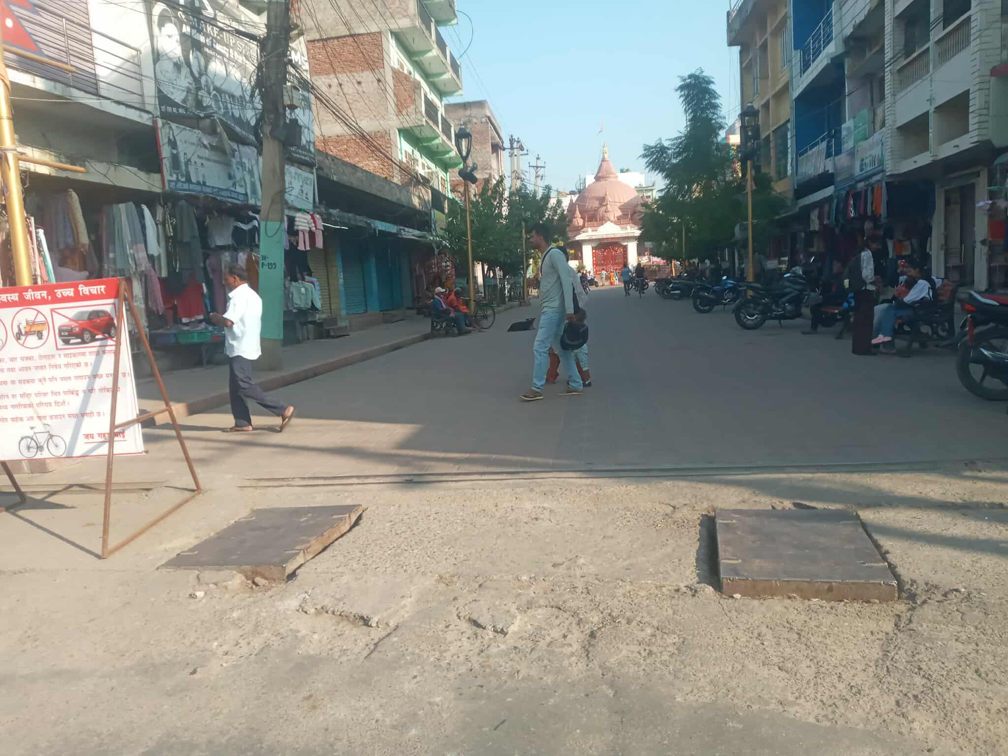 जेनजी आन्दोलनका क्रममा  तोडफोड भएको मन्दिर अगाडि रेलिङ्ग पुन: निर्माण गर्न स्थानीयको माग