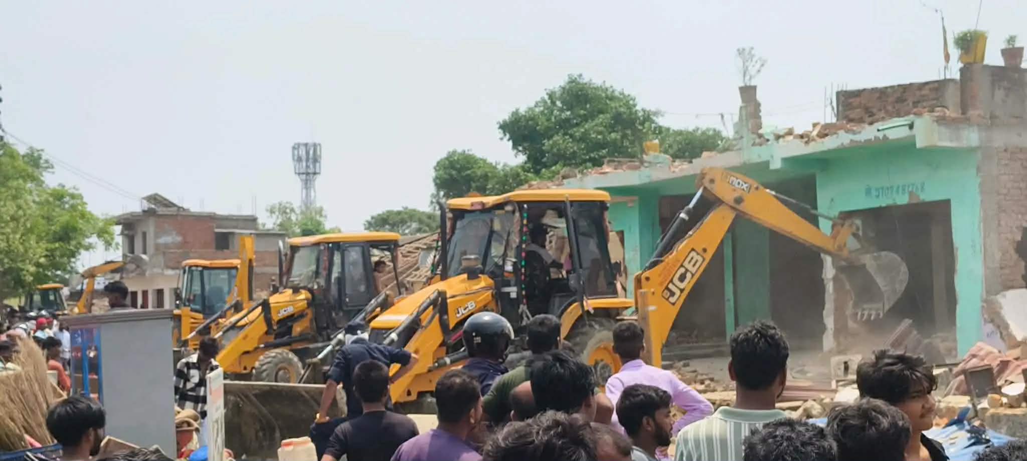 पारसनाथ मन्दिरको जग्गा अतिक्रमणमा डोजर :वर्षौंदेखि कब्जा गरिएका संरचना हटाइँदै