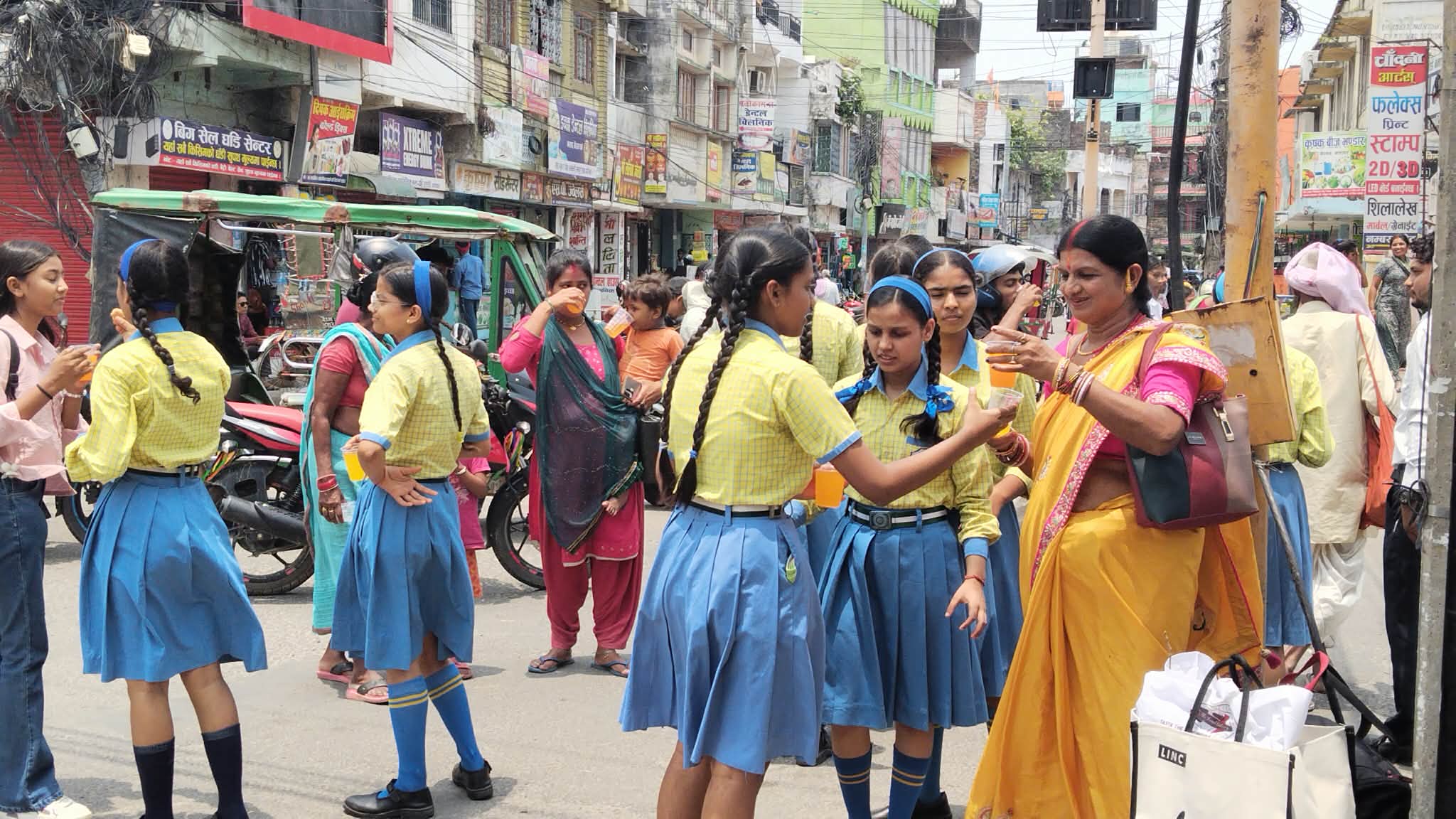 लायन्स क्लब बीरगन्ज सेन्टरद्वारा  घण्टाघरमा बटुवाहरूलाई  चिसो जल वितरण 