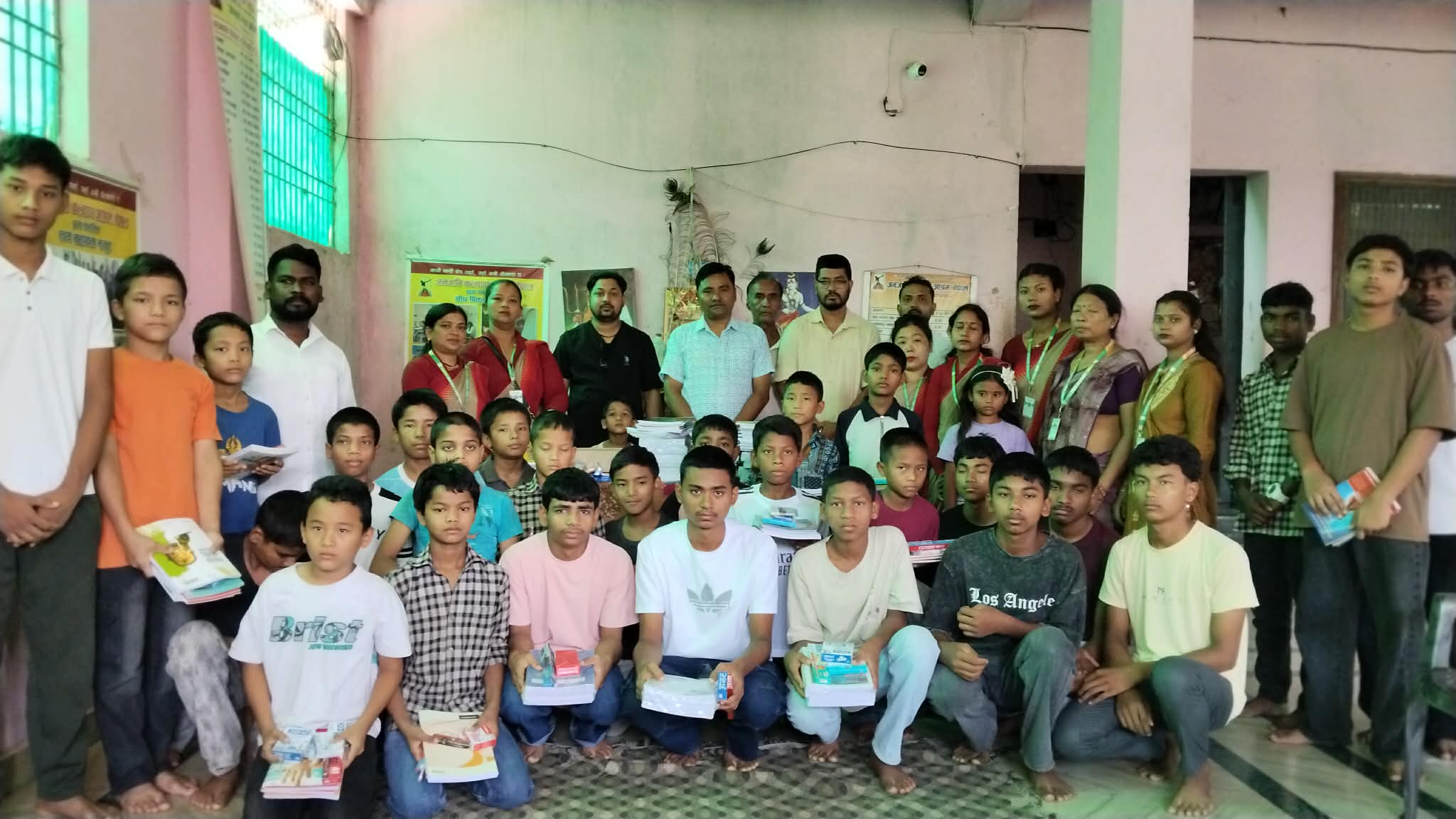 लिटिल बडी  प्रि स्कुलद्वारा जनजाति कल्याण आश्रममा शैक्षिक सामग्री वितरण