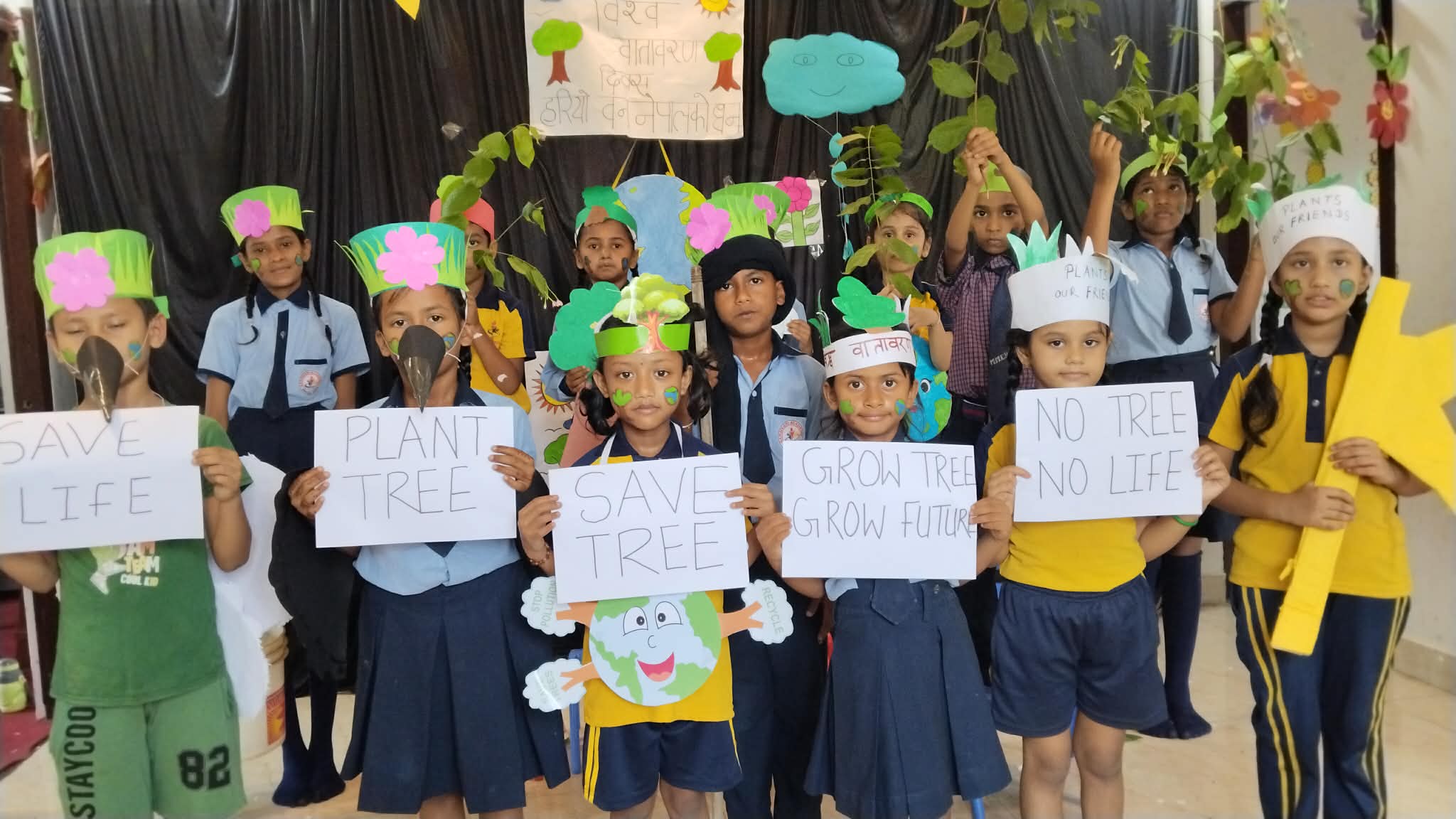 विश्व वातावरण दिवसको अवसरमा माउन्ट मकालु बोर्डिङ स्कुलका विद्यार्थीहरूद्वारा चित्र प्रस्तुत