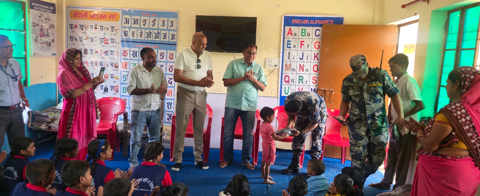 आशा चतुर्वेदीको सहयोगमा विद्यालयका विद्यार्थीलाई जुत्ता वितरण