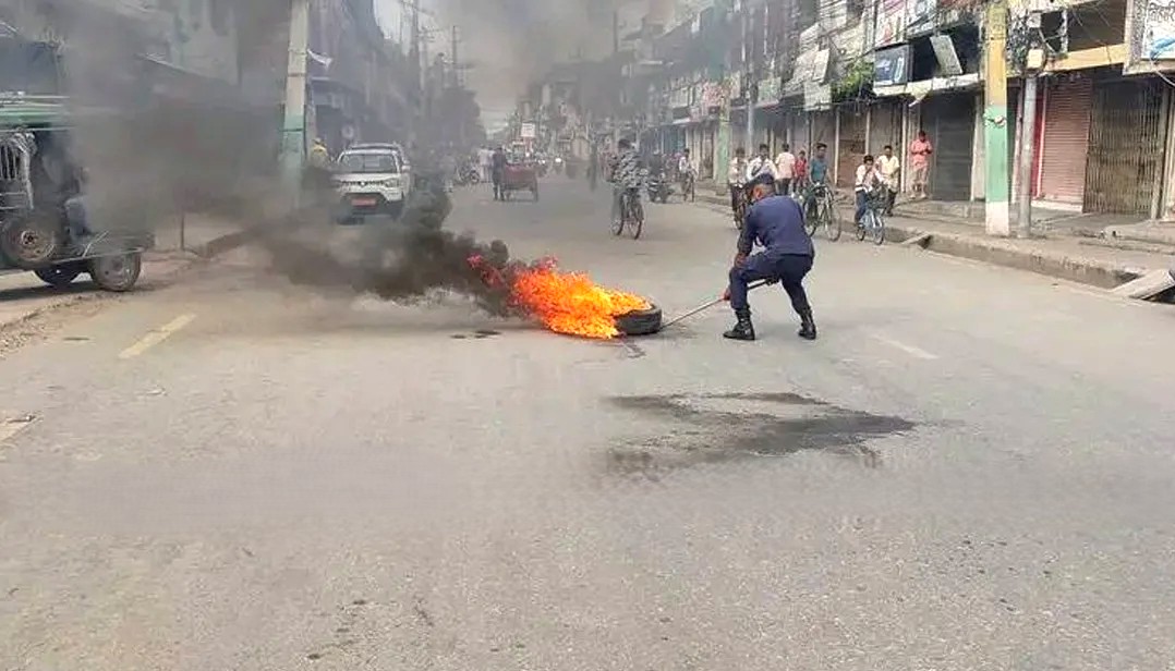 वीरगञ्ज महानगरपालिकाले सडक विस्तारको क्रममा संरचना भत्काउन थालिएपछि स्थानीय घरधनी र व्यवसायीहरू  आन्दोलित , घरमा कालो झन्डा राखेर विरोध
