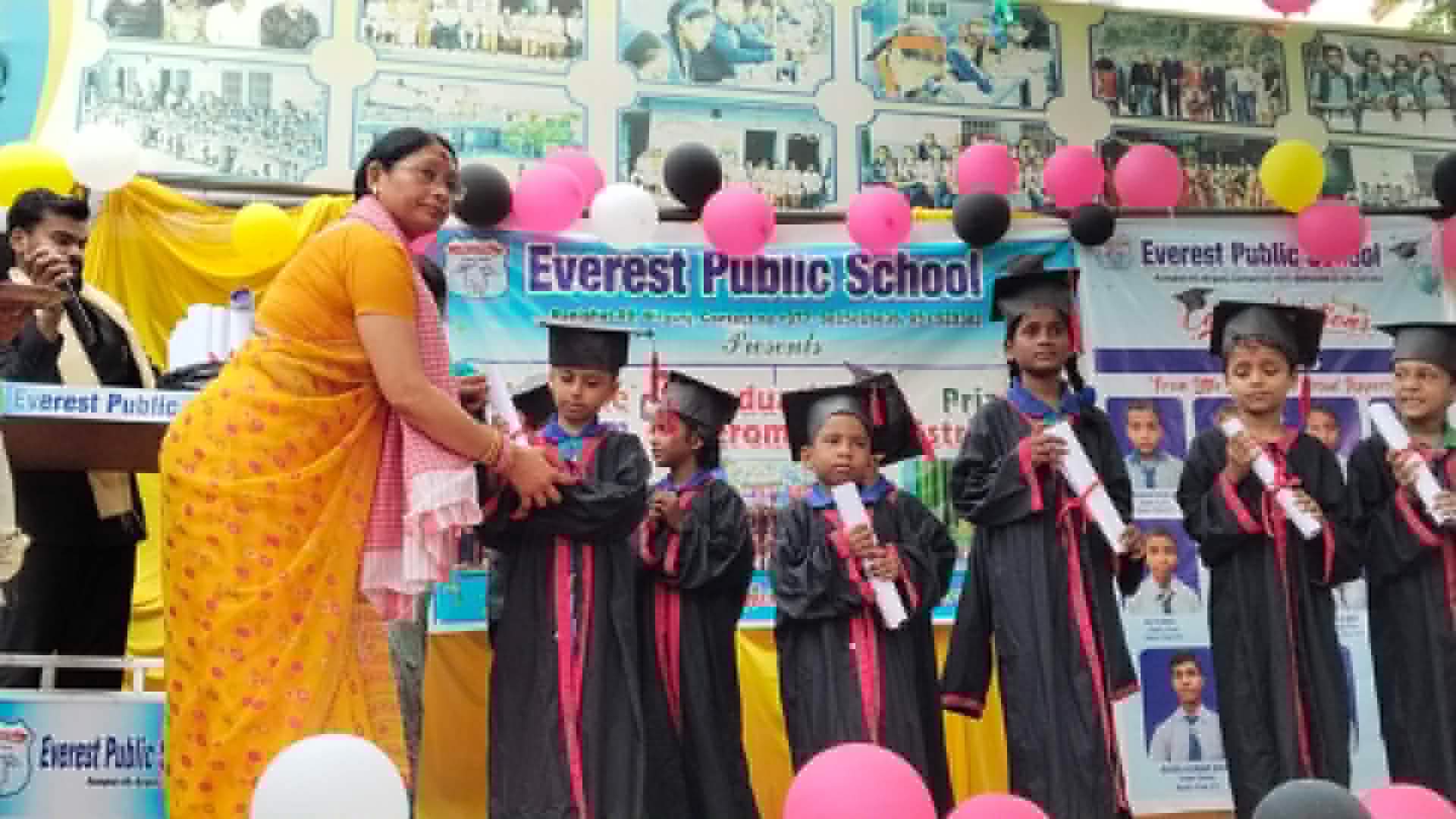 एभरेष्ट पब्लिक स्कुलद्वारा  स्वागत सम्मान तथा दीक्षान्त समारोह  सम्पन्न 