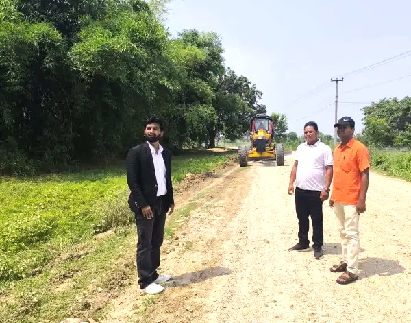 सखुवा प्रसौनीमा कालोपत्रे सडक निर्माण शुरु, गाँउपालिका अध्यक्ष यादव स्वंयमले गरे निरिक्षण गुणस्तरीय रुपमा काम गर्न निर्देशन