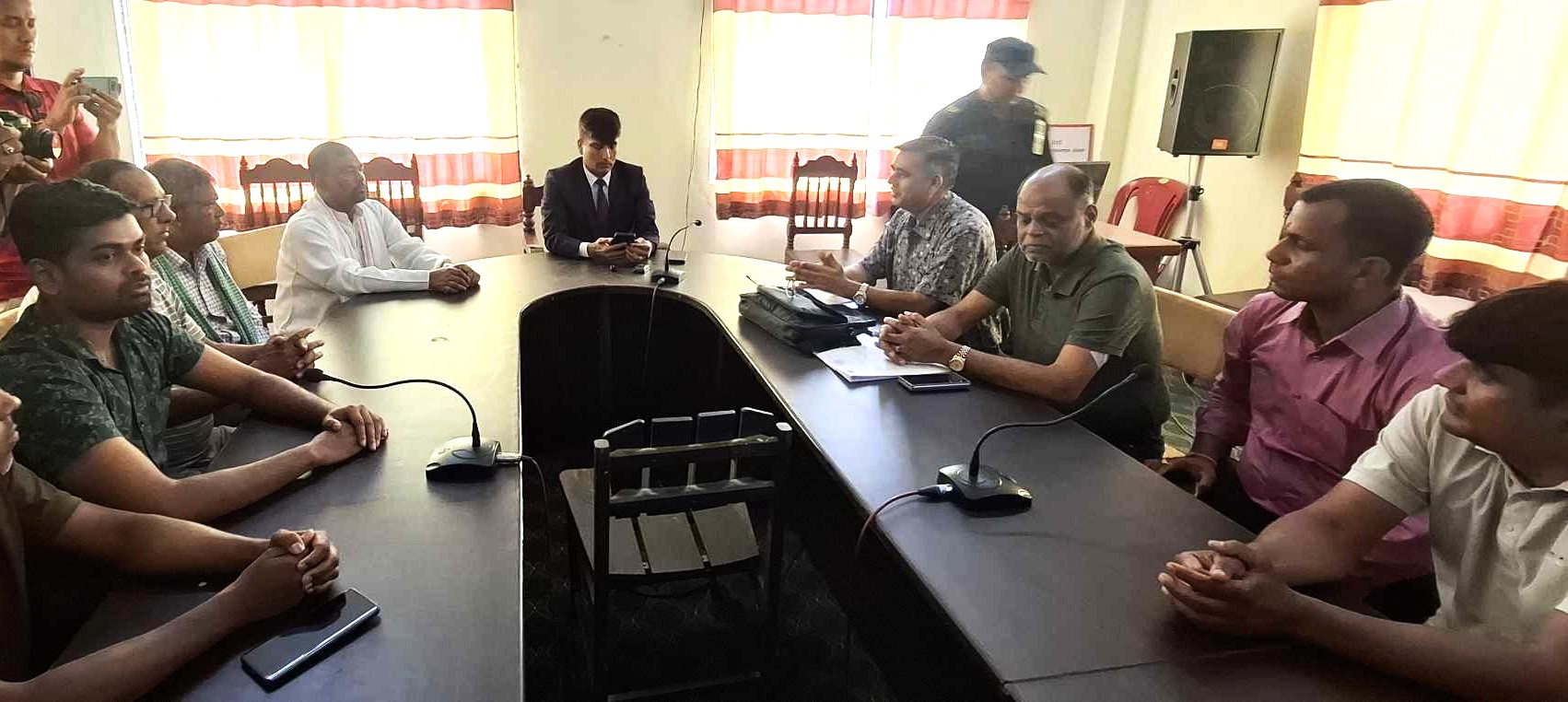 सरकारी कार्यालयमा व्याप्त अनियमितता, भ्रष्टाचार तथा वेथिती बढेको भन्दै नेकपा एमाले वीरगंज महानगर कमिटीद्वारा प्रमुख जिल्ला अधिकारी शर्मा मार्फत प्रधानमन्त्रीलाई ध्यानाकर्षण
